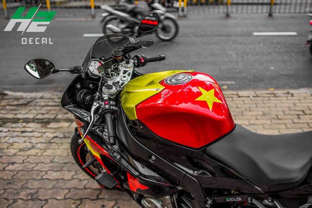 BMW S1000RR lên tem cờ đỏ sao vàng cổ vũ U23 Việt Nam đá bán kết